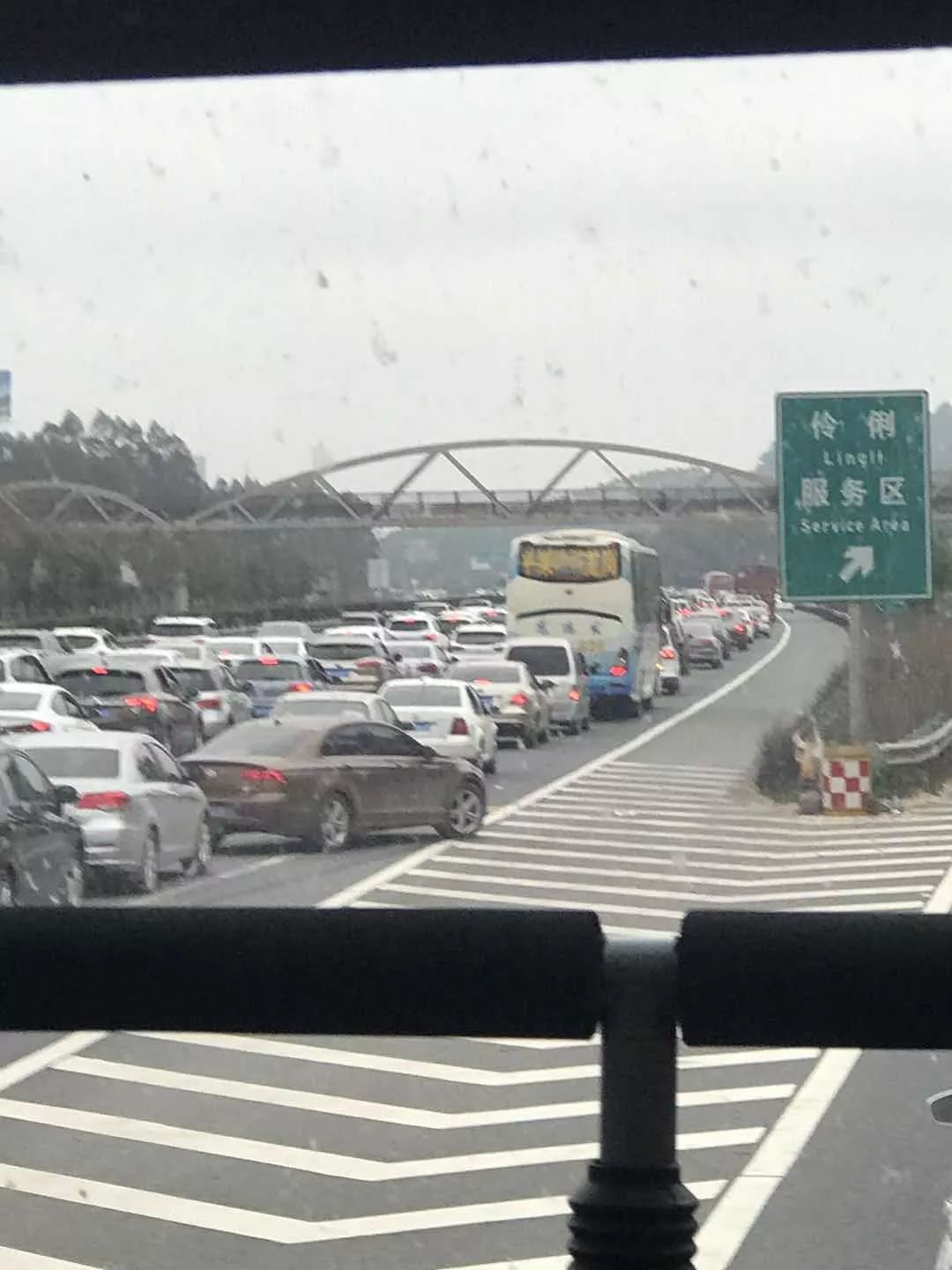 高速堵车司机下车查看被追尾高速堵车司机下车查看路况遭遇意外追尾事件深度解析
