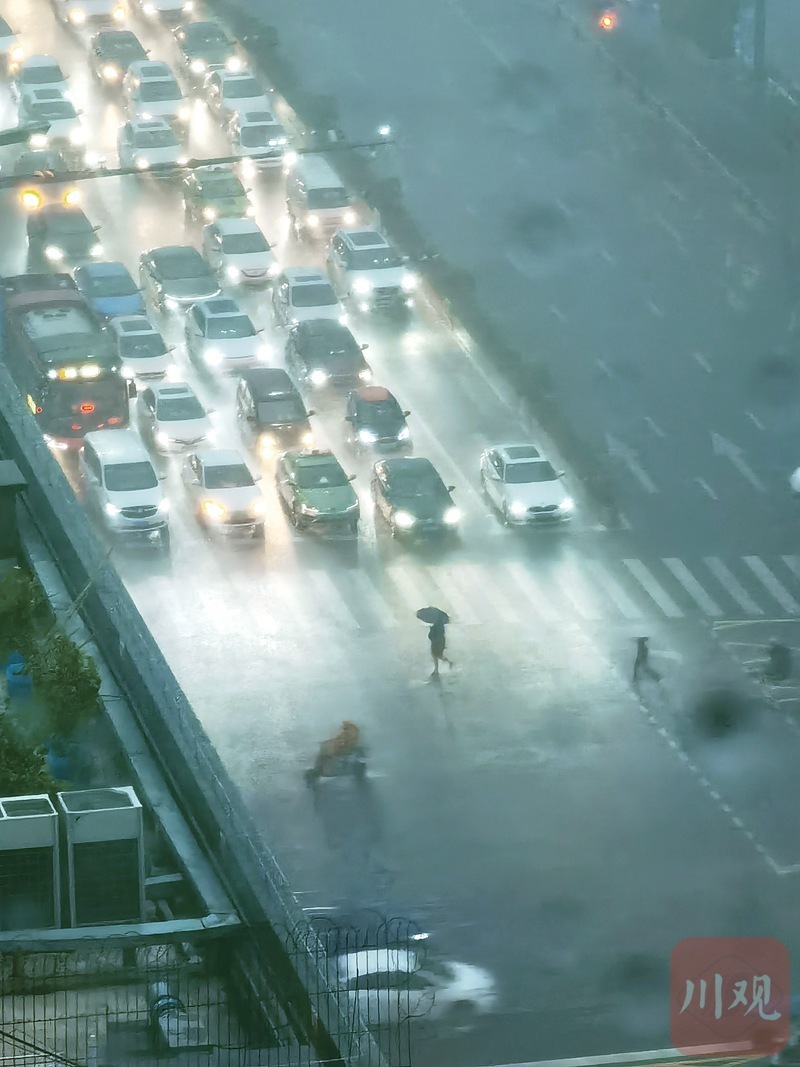 四川多地暴雨：成都清晨电闪雷鸣四川多地暴雨，成都清晨电闪雷鸣——气象分析与应对建议