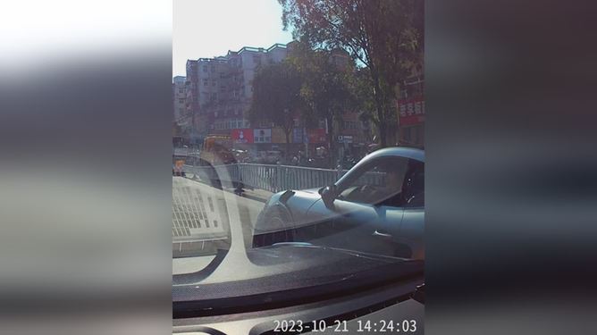车主开车逆行被挡还下车质问车主逆行被挡竟下车质问，交通安全意识亟待加强